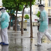 EuropaPress 2756015 sanitarios residencia san juan dios ataviados epis acompanan anciano EuropaPress 2756015 sanitarios residencia san juan dios ataviados epis acompanan anciano