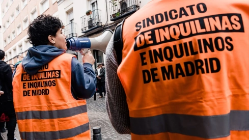 Activistas del Sindicato de Inquilinas de Madrid durante un intento de desahucio en la calle Carnero. Carlos Luján / Europa Press