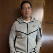 Imagen de Marco Rubio posando con el chandal de Nicolás Maduro. Redes sociales Imagen de Marco Rubio posando con el chandal de Nicolás Maduro. Redes sociales