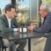 Juanma Moreno se emociona al conocer al padre del joven fallecido por piel de mariposa: "Nos anima a seguir"