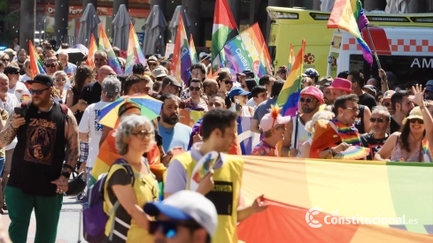 Decenas de personas durante la marcha de celebración del Día del Orgullo LGTBI+. Photogenic/Claudia Alba / Europa Press