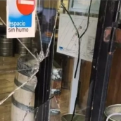 Imagen del escaparate roto de la taberna Garibaldi