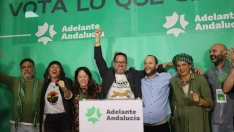 El candidato de Adelante Andalucía a la Presidencia de la Junta, José Ignacio García, celebra los resultados electorales.  Nacho Frade / Europa Press