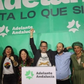 El candidato de Adelante Andalucía a la Presidencia de la Junta, José Ignacio García, celebra los resultados electorales.  Nacho Frade / Europa Press