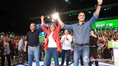 La secretaria general del PSOE-A y candidata a la Presidencia de la Junta, María Jesús Montero, junto al secretario general del PSOE y presidente del Gobierno, Pedro Sánchez  y al secretario provincial del PSOE-A, Javier Fernández. María José López / Europa Press