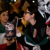 Un grupo personas en movimiento 'mujer vida libertad'