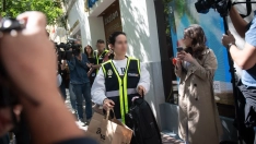Agentes de la UDEF tras el registro de la oficina de Zapatero (Fernando Sánchez/Europa Press)