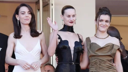 Amaia Romero sorprende en Cannes con su actuación al piano junto a un Almodóvar muy orgulloso de ella