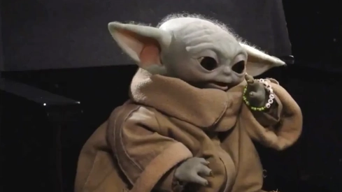 Grogu vuelve a conquistar a los fans: prueba un limón, recibe una pulsera de la amistad y arrasa en la promoción de 'The Mandalorian and Grogu'