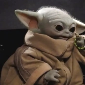 Grogu vuelve a conquistar a los fans: prueba un limón, recibe una pulsera de la amistad y arrasa en la promoción de 'The Mandalorian and Grogu'