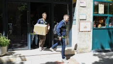 Agentes de la Policía Nacional salen de las oficinas de la empresa What The Fav, perteneciente a las hijas de Zapatero. Gustavo Valiente / Europa Press