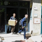 Agentes de la Policía Nacional salen de las oficinas de la empresa What The Fav, perteneciente a las hijas de Zapatero. Gustavo Valiente / Europa Press
