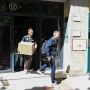 Agentes de la Policía Nacional salen de las oficinas de la empresa What The Fav, perteneciente a las hijas de Zapatero. Gustavo Valiente / Europa Press