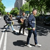Agentes de la Policía Nacional salen de las oficinas de la empresa What The Fav. Gustavo Valiente / Europa Press