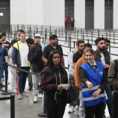 Decenas de migrantes hacen cola en el pabellón 2 del recinto de Montjuïc de Fira de Barcelona. David Zorrakino / Europa Press