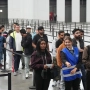 Decenas de migrantes hacen cola en el pabellón 2 del recinto de Montjuïc de Fira de Barcelona. David Zorrakino / Europa Press