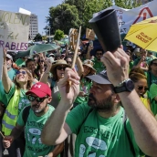Decenas de personas se concentran frente a la Conselleria de Educación. Rober Solsona / Europa Press