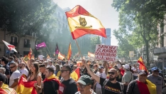 Manifestante porta pancarta con lema 'Sánchez, el ayatolá de los corruptos, a la cárcel' durante una manifestación para exigir la dimisión del presidente del Gobierno, Pedro Sánchez, a 23 de mayo de 2026. A. Pérez Meca / Europa Press