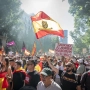 Manifestante porta pancarta con lema 'Sánchez, el ayatolá de los corruptos, a la cárcel' durante una manifestación para exigir la dimisión del presidente del Gobierno, Pedro Sánchez, a 23 de mayo de 2026. A. Pérez Meca / Europa Press