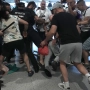 Miembros de la Ertzaintza detienen a varios activistas en el aeropuerto de Bilbao. H.Bilbao / Europa Press