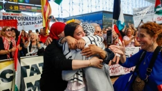 18 activistas aterrizan en el aeropuerto de El Prat, a 23 de mayo de 2026, en Barcelona. Kike Rincón / Europa Press