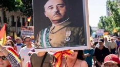 Imagen de la pancarta franquista en la manifestación por la dimisión de Pedro Sáncez. Redes Sociales