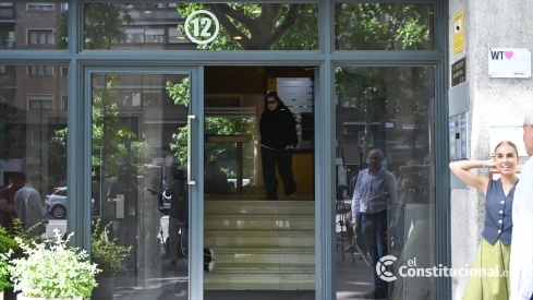 Una de las hijas del expresidente del Gobierno José Luis Rodríguez Zapatero a su salida de las oficinas de la empresa What The Fav. Gustavo Valiente / Europa Press