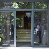 Una de las hijas del expresidente del Gobierno José Luis Rodríguez Zapatero a su salida de las oficinas de la empresa What The Fav. Gustavo Valiente / Europa Press