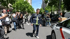 Agentes de la Policía Nacional salen de las oficinas de la empresa What The Fav, perteneciente a las hijas de Zapatero. Gustavo Valiente / Europa Press