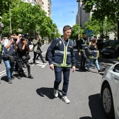 Agentes de la Policía Nacional salen de las oficinas de la empresa What The Fav, perteneciente a las hijas de Zapatero. Gustavo Valiente / Europa Press