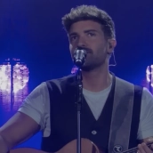 Pablo Alborán se despide de Madrid visiblemente emocionado antes de cantar 'Solamente tú': "Ya no me pertenece, os pertenece a vosotros"