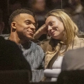 Ester Expósito y Kylian Mbappé durante una cita en París | Backgrid UK/The Grosby Group /HOLA Ester Expósito y Kylian Mbappé durante una cita en París | Backgrid UK/The Grosby Group /HOLA