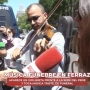 Situación esperpéntica a las puertas de la sede del PSOE tras la entrada de la UCO: aparece un violinista y se pone a tocar música de funeral