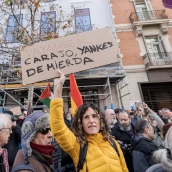 Una persona sostiene una pancarta durante una concentración contra la agresión de EEUU a Venezuela, frente a la Embajada de EEUU