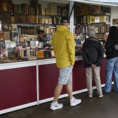 Varias personas durante la 48ª edición de la Feria del Libro. Jesús Hellín / Europa Press