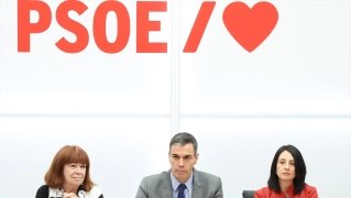 La presidenta del PSOE, Cristina Narbona, el presidente del Gobierno, Pedro Sánchez y la secretaria de Organización del PSOE, Rebeca Torró . Marta Fernández / Europa Press