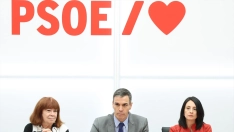 La presidenta del PSOE, Cristina Narbona, el presidente del Gobierno, Pedro Sánchez y la secretaria de Organización del PSOE, Rebeca Torró . Marta Fernández / Europa Press