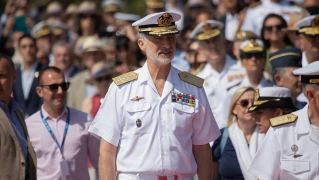 El Rey Felipe VI durante la revista naval y la exhibición dinámica con motivo del Día de las Fuerzas Armadas en Vigo. Adrián Irago / Europa Press