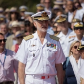 El Rey Felipe VI durante la revista naval y la exhibición dinámica con motivo del Día de las Fuerzas Armadas en Vigo. Adrián Irago / Europa Press