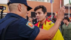 Un policía frente al agitador ultra Vito Quiles