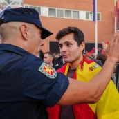 Un policía frente al agitador ultra Vito Quiles