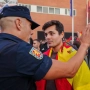 Un policía frente al agitador ultra Vito Quiles