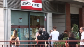 Varias personas hacen cola en una Oficina de Empleo.  Eduardo Parra / Europa Press