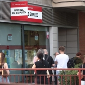 Varias personas hacen cola en una Oficina de Empleo.  Eduardo Parra / Europa Press