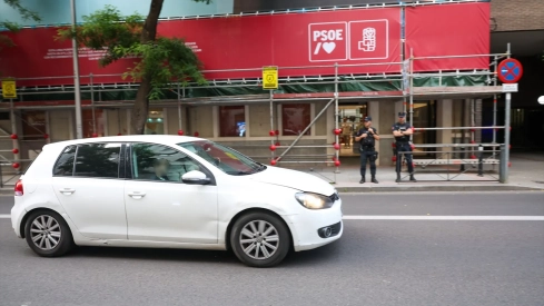 Dos agentes de la Policía Nacional delante de la sede nacional del PSOE en Ferraz. Ricardo Rubio / Europa Press