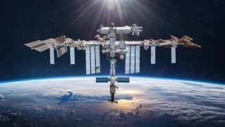 la iss orbitando alrededor de la tierra
