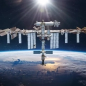 la iss orbitando alrededor de la tierra