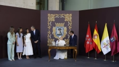 El Rey Felipe VI, la Reina Letizia, la Princesa Leonor y la Infanta Sofía, el alcalde de Madrid, José Luis Martínez-Almeida, durante la entrega la Llave de Oro de la Villa de Madrid al Papa León XIV. Jesús Hellín/Pool / Europa Press