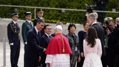 Los Reyes Felipe y Letizia y el presidente del Gobierno, Pedro Sánchez, reciben al Papa León XIV. A. Pérez Meca / Europa Press