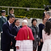 Los Reyes Felipe y Letizia y el presidente del Gobierno, Pedro Sánchez, reciben al Papa León XIV. A. Pérez Meca / Europa Press Los Reyes Felipe y Letizia y el presidente del Gobierno, Pedro Sánchez, reciben al Papa León XIV. A. Pérez Meca / Europa Press